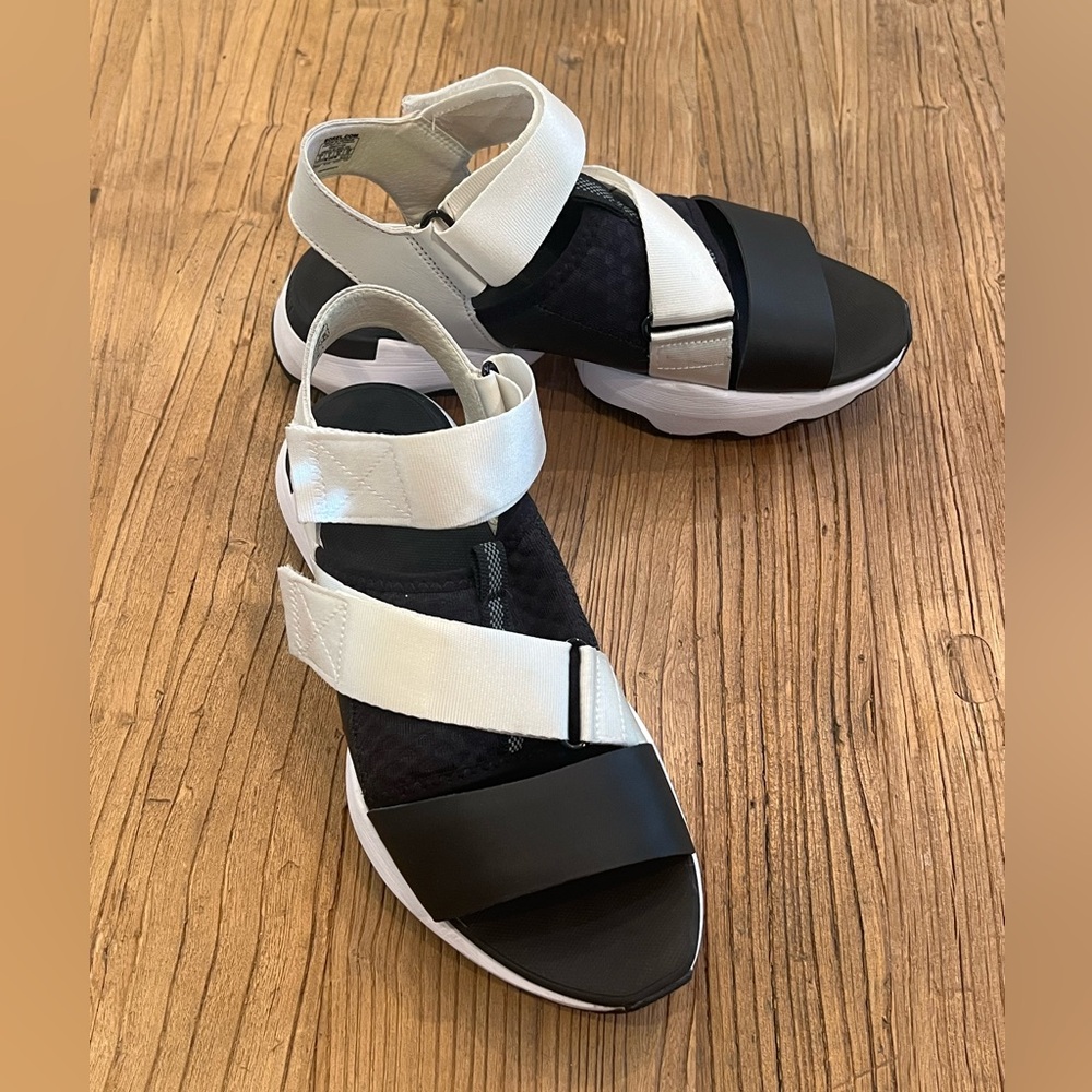 Sorel Kinetic Impact Black, Beige, and White Women's Size 8 Sandals EUC